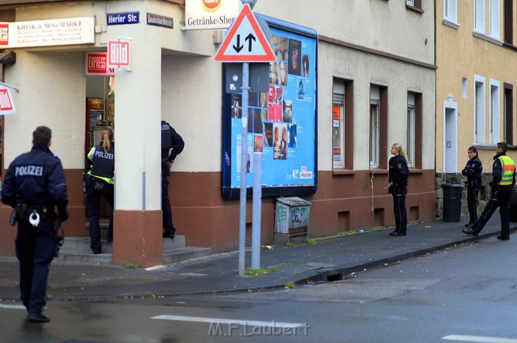 Einsatz BF Pol SEK Bedrohungslage Koeln Buchheim Herlerstr P17.jpg